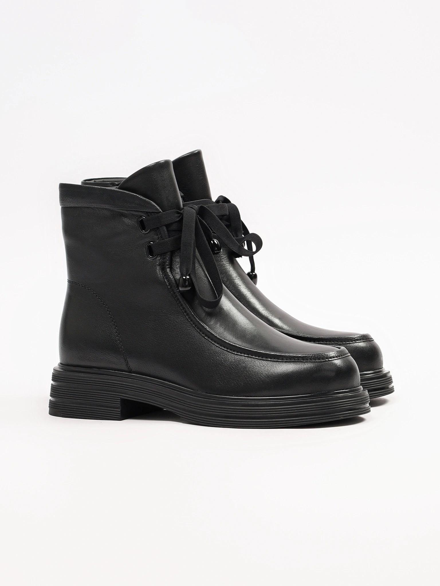 Ботинки черного цвета на среднем каблуке